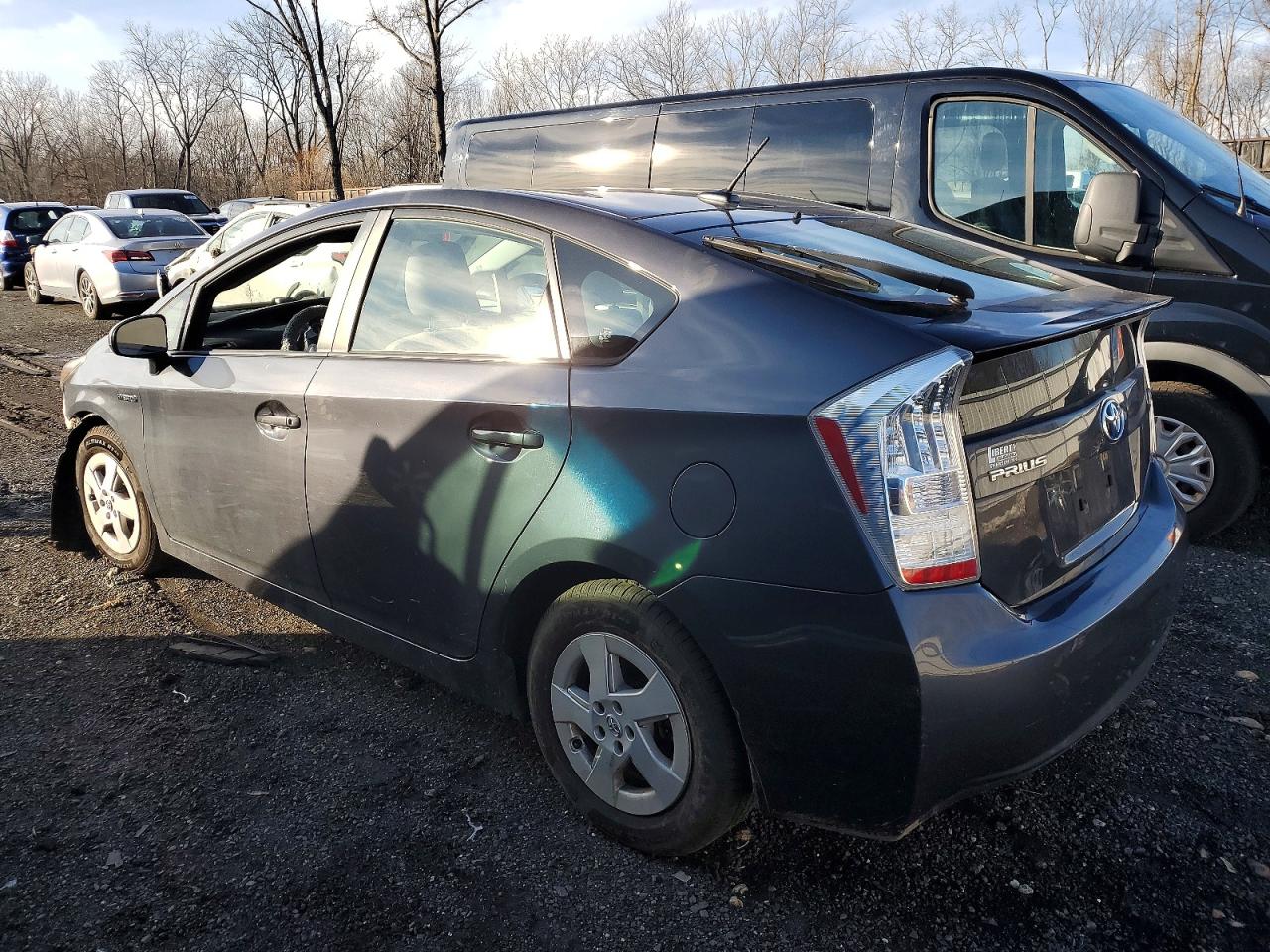 2011 TOYOTA PRIUS photo 2