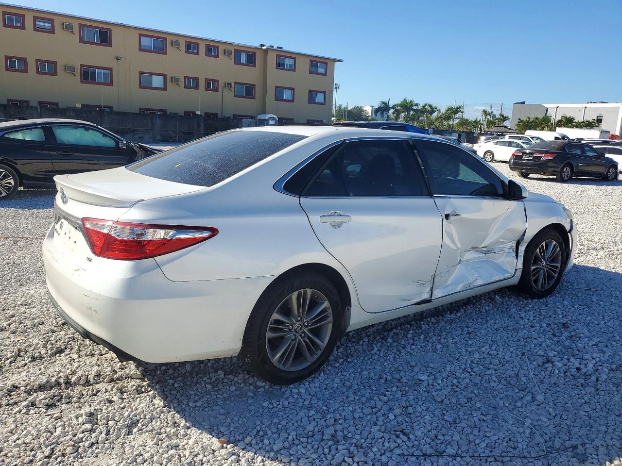 2016 TOYOTA CAMRY SE photo 3