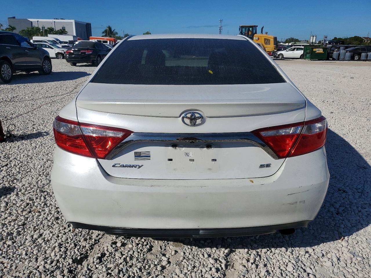 2016 TOYOTA CAMRY SE photo 6