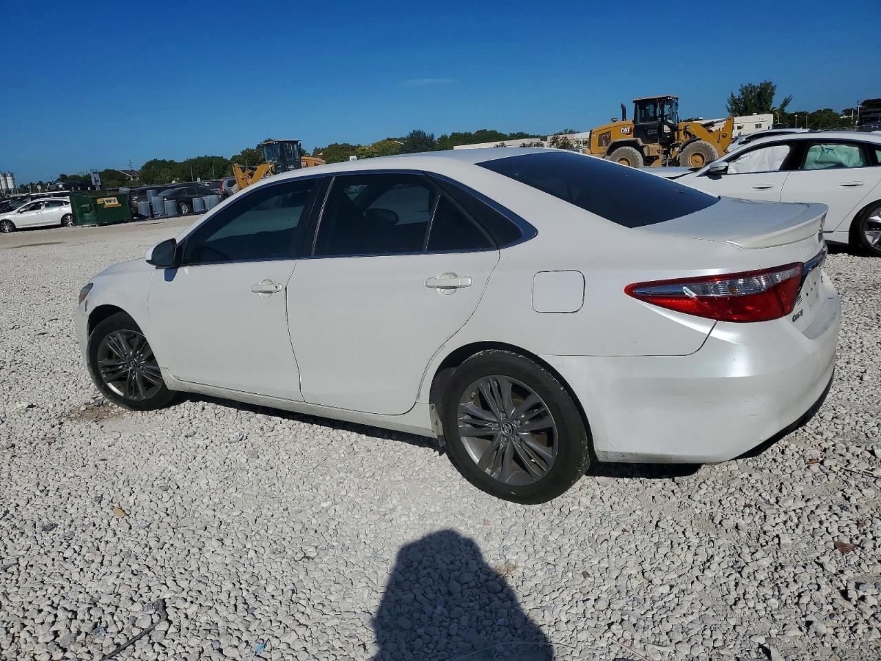 2016 TOYOTA CAMRY SE photo 2