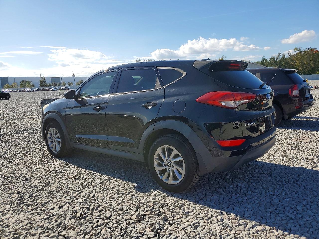 2017 HYUNDAI TUCSON SE photo 2