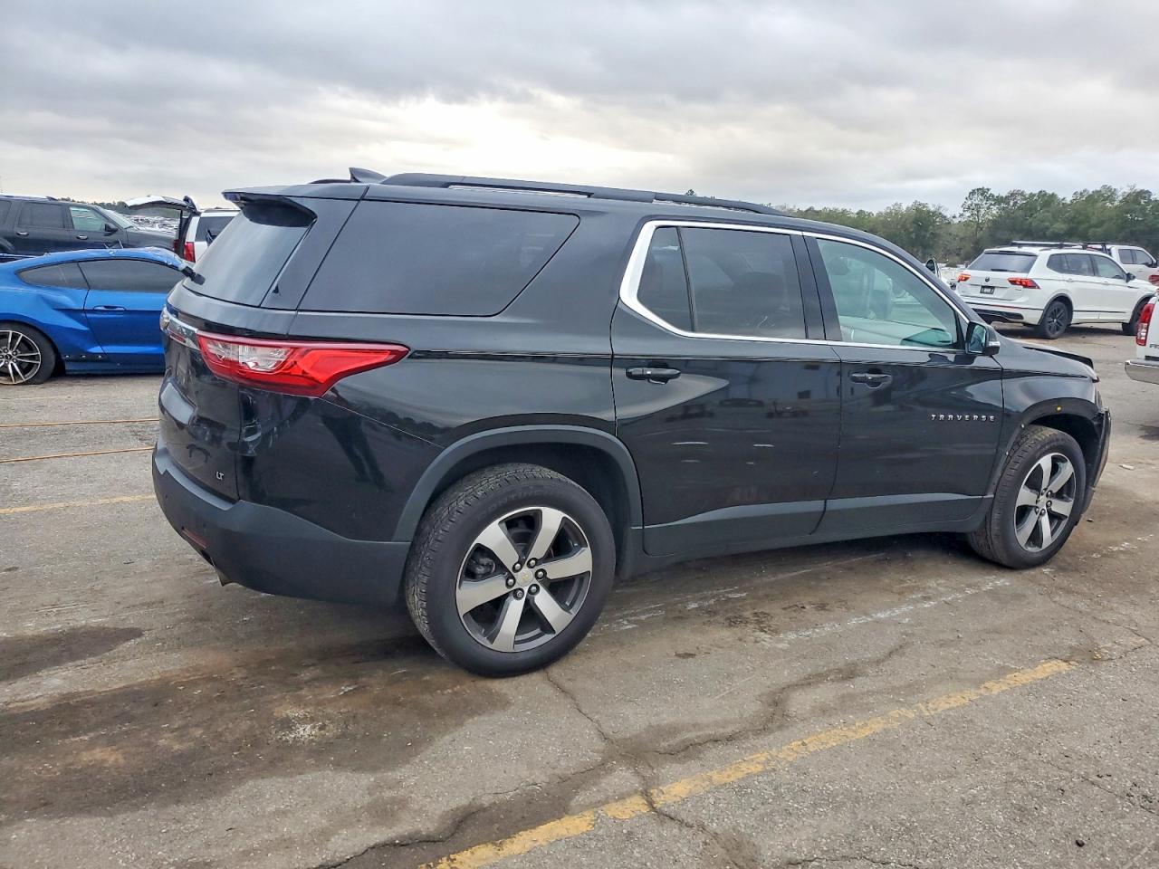 2019 CHEVROLET TRAVERSE LT photo 3