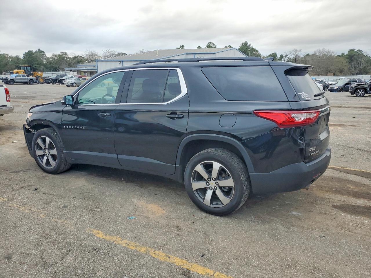 2019 CHEVROLET TRAVERSE LT photo 2