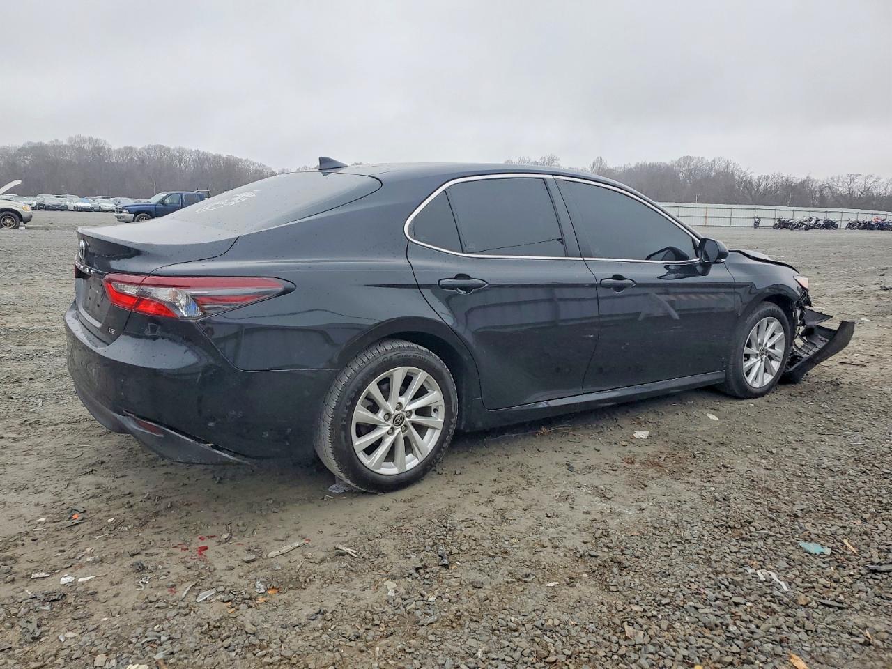 2021 TOYOTA CAMRY LE photo 3