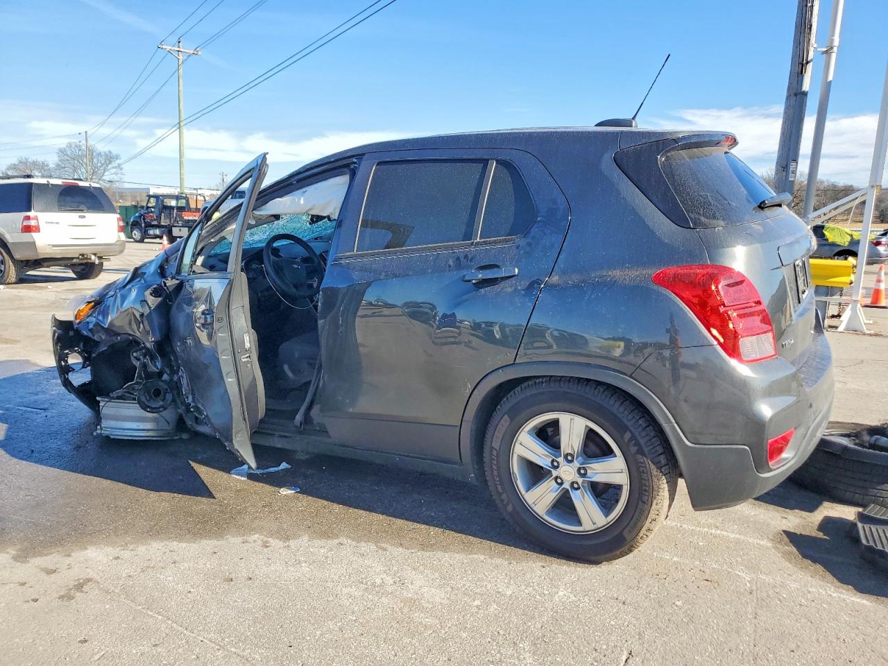 2019 CHEVROLET TRAX LS photo 2