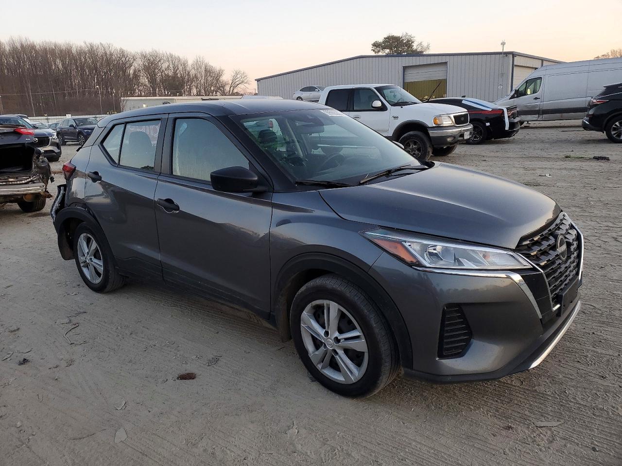 2022 NISSAN KICKS S photo 4