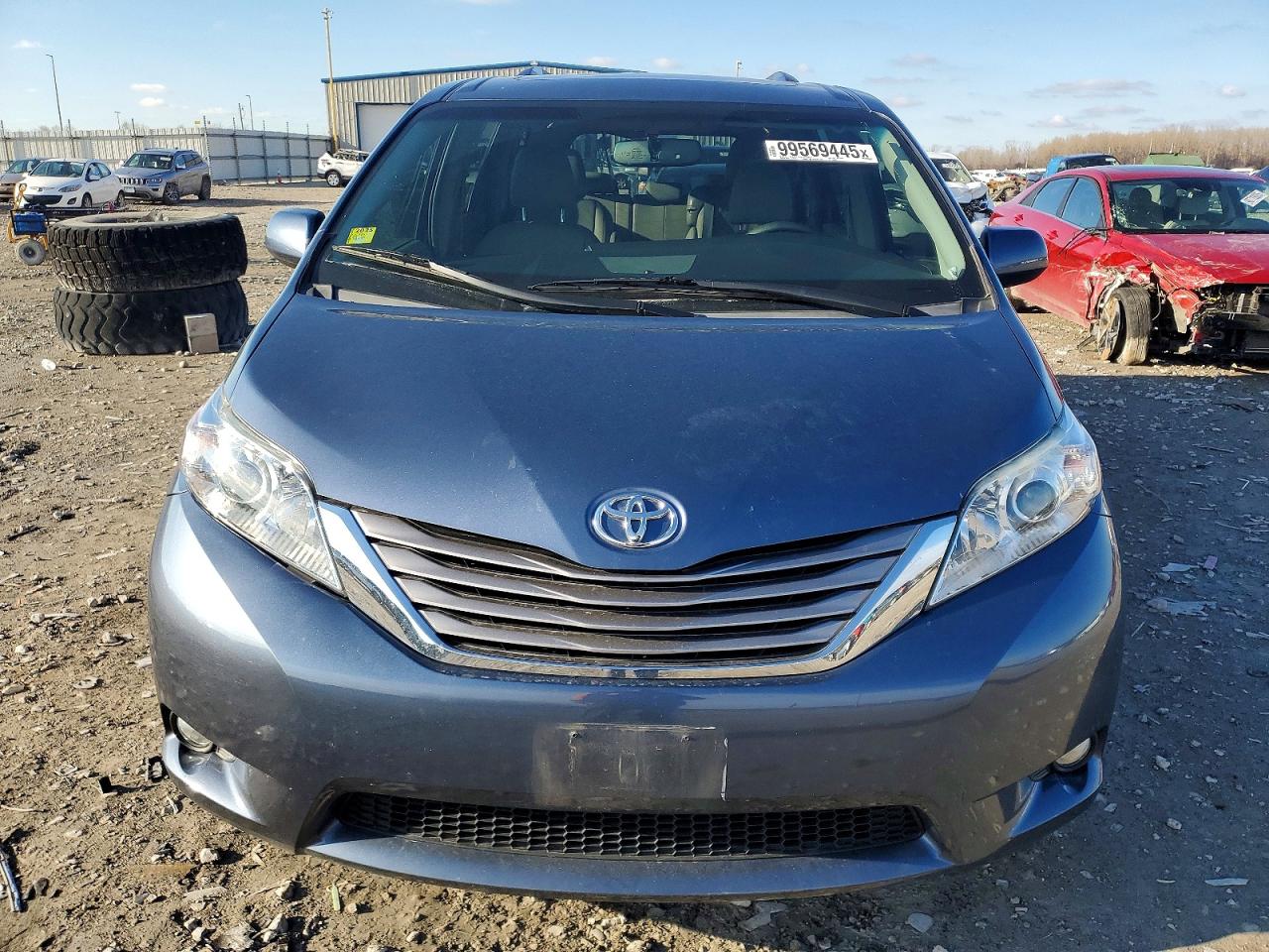 2017 TOYOTA SIENNA XLE photo 5