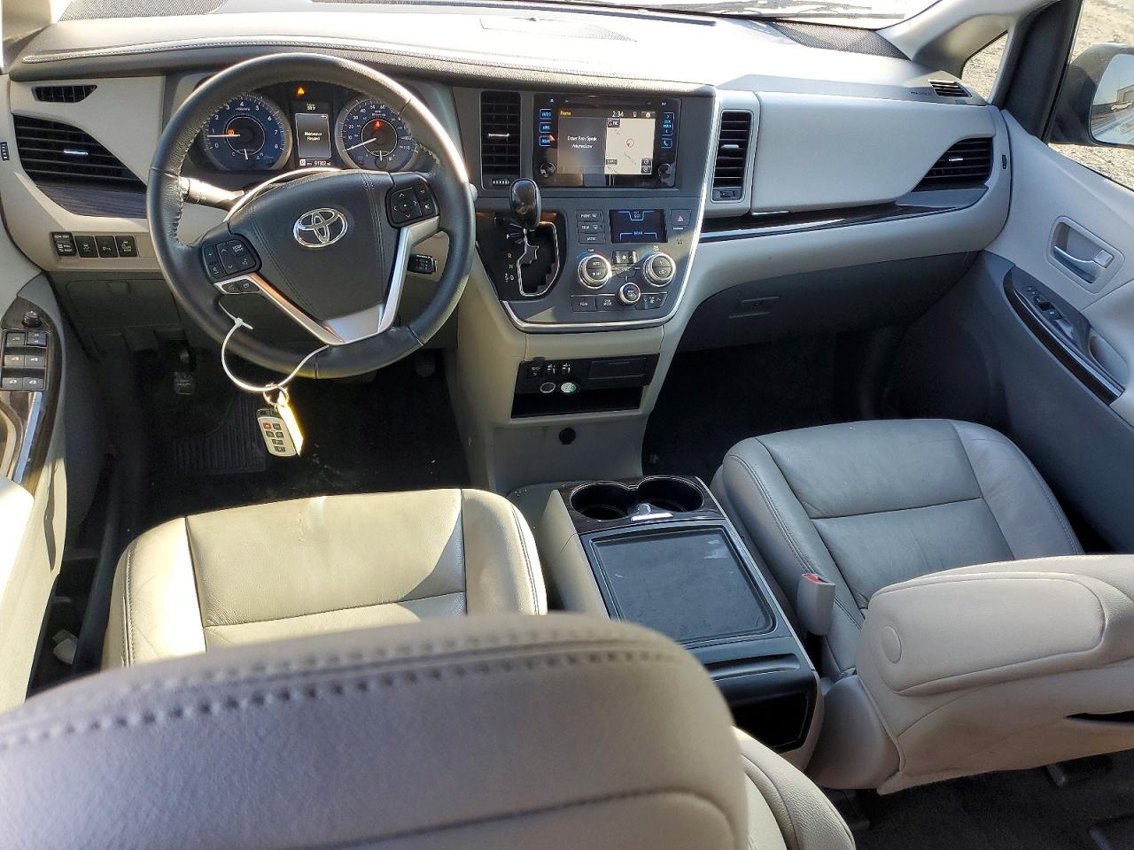 2017 TOYOTA SIENNA XLE photo 8