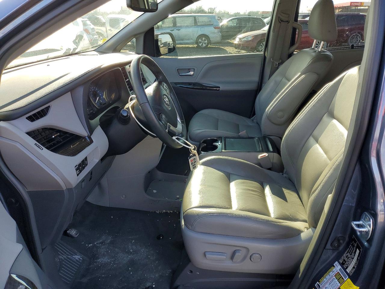 2017 TOYOTA SIENNA XLE photo 7