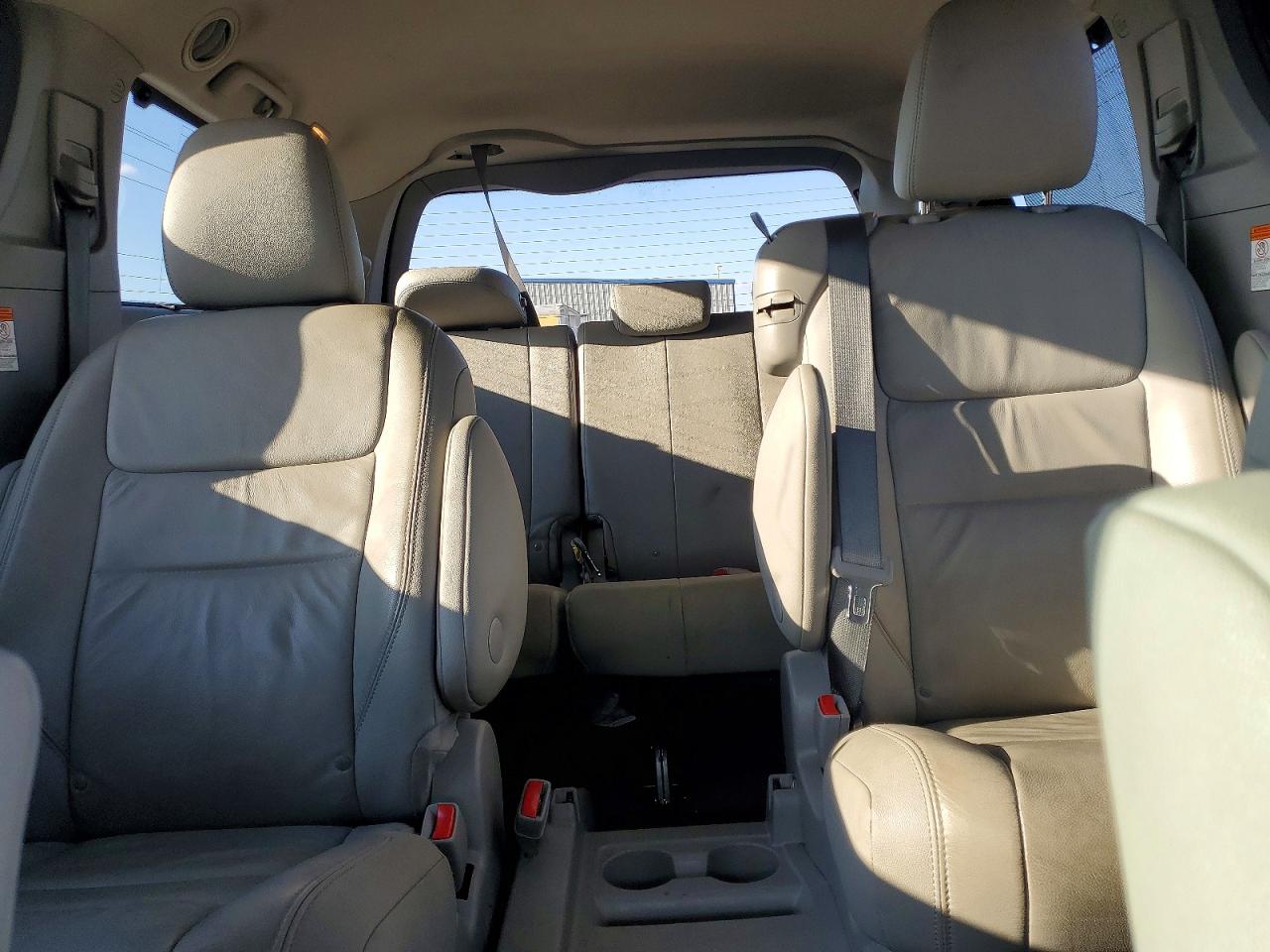2017 TOYOTA SIENNA XLE photo 10