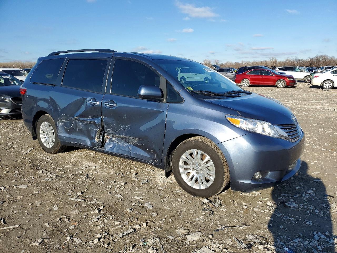 2017 TOYOTA SIENNA XLE photo 4
