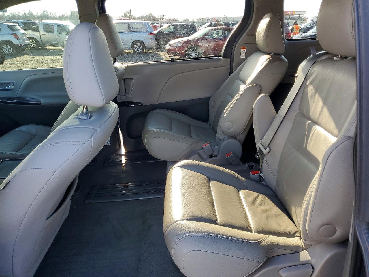 2017 TOYOTA SIENNA XLE photo 11