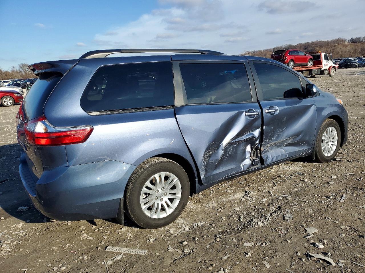 2017 TOYOTA SIENNA XLE photo 3