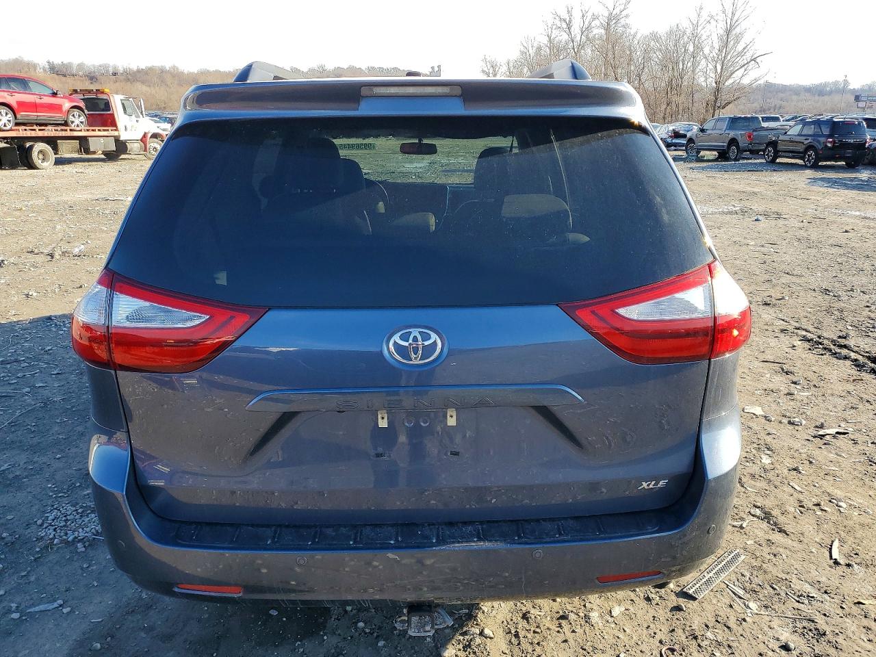 2017 TOYOTA SIENNA XLE photo 6