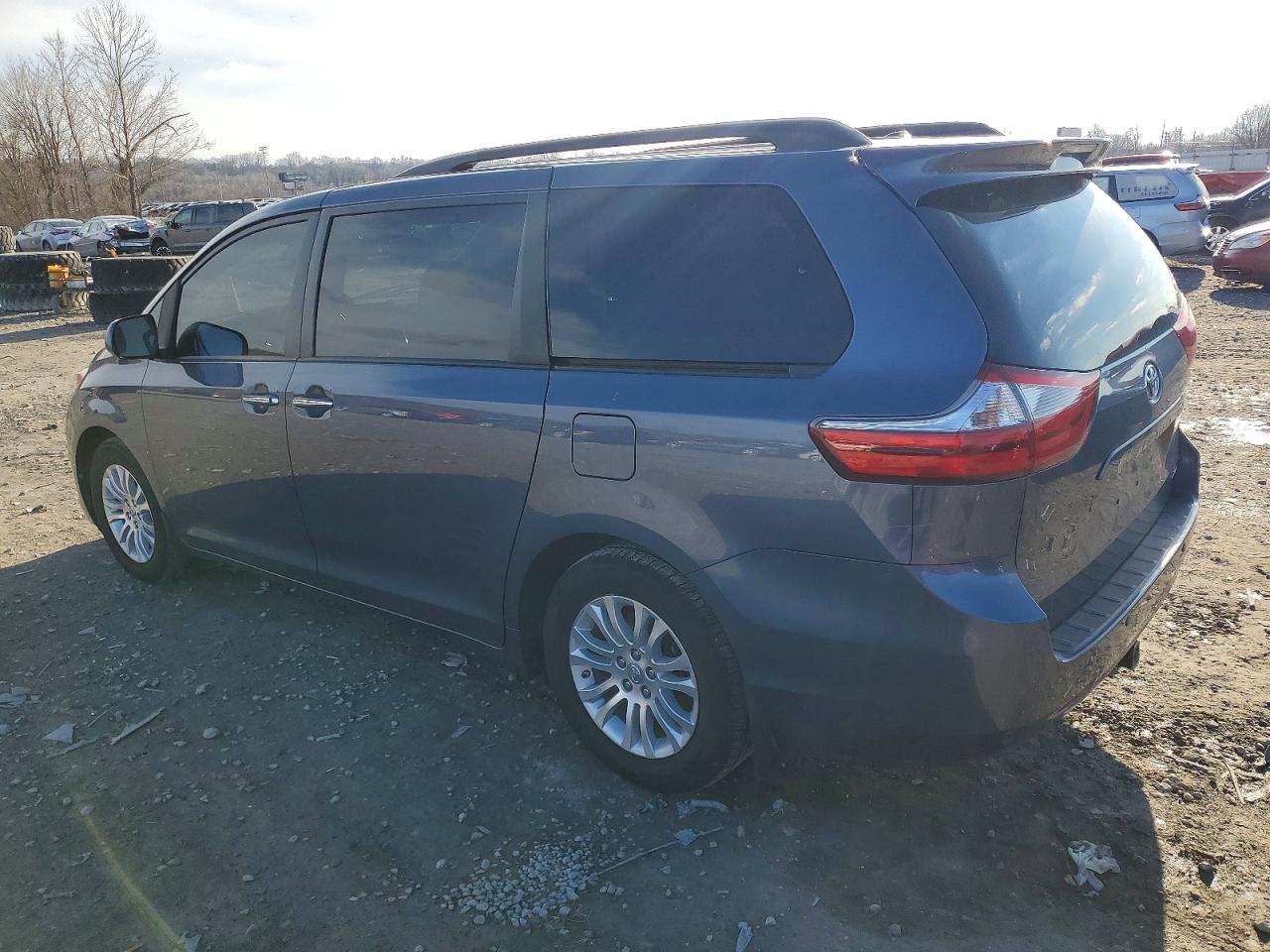 2017 TOYOTA SIENNA XLE photo 2