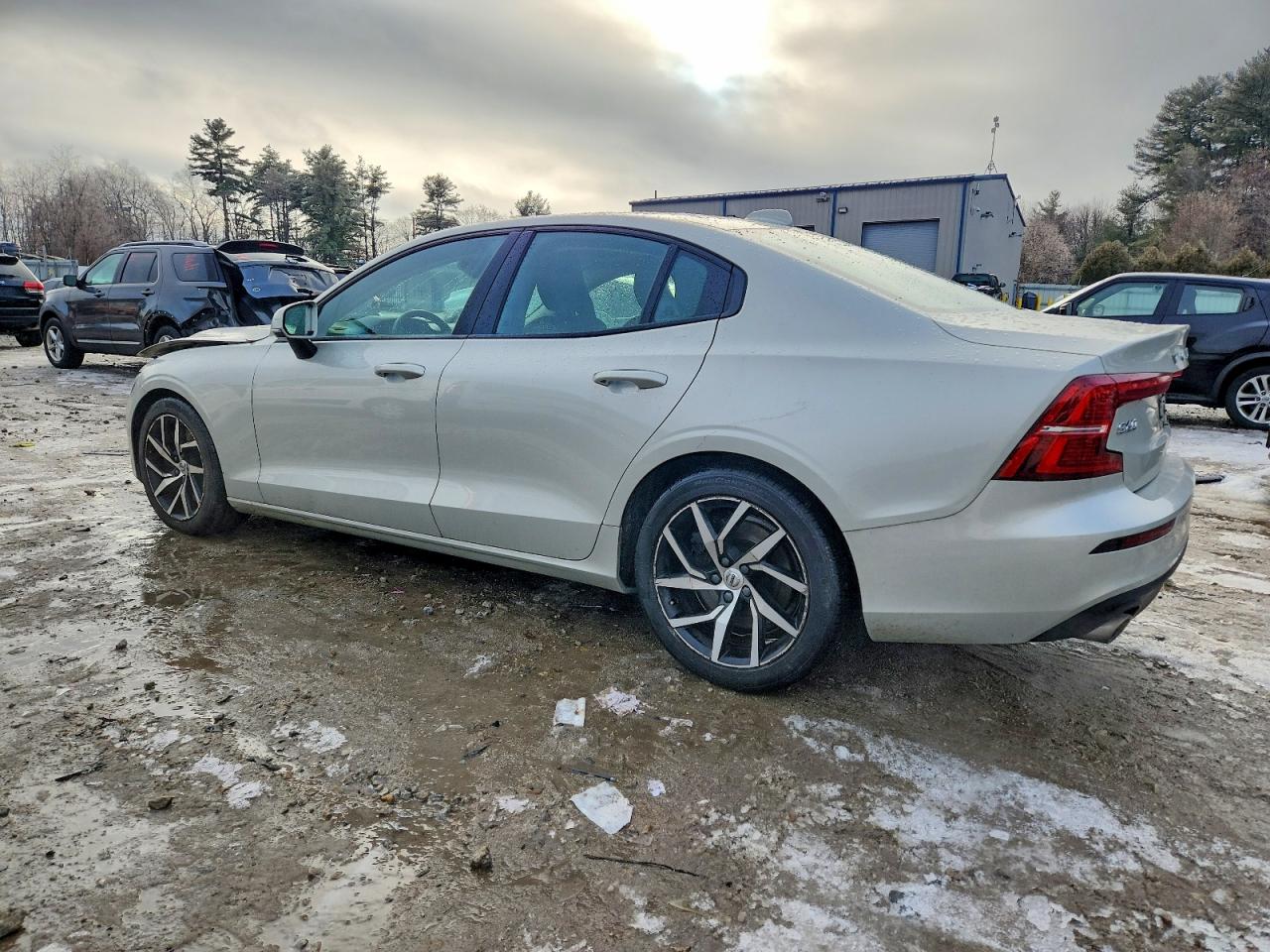 2020 VOLVO S60 T6 MOMENTUM photo 2