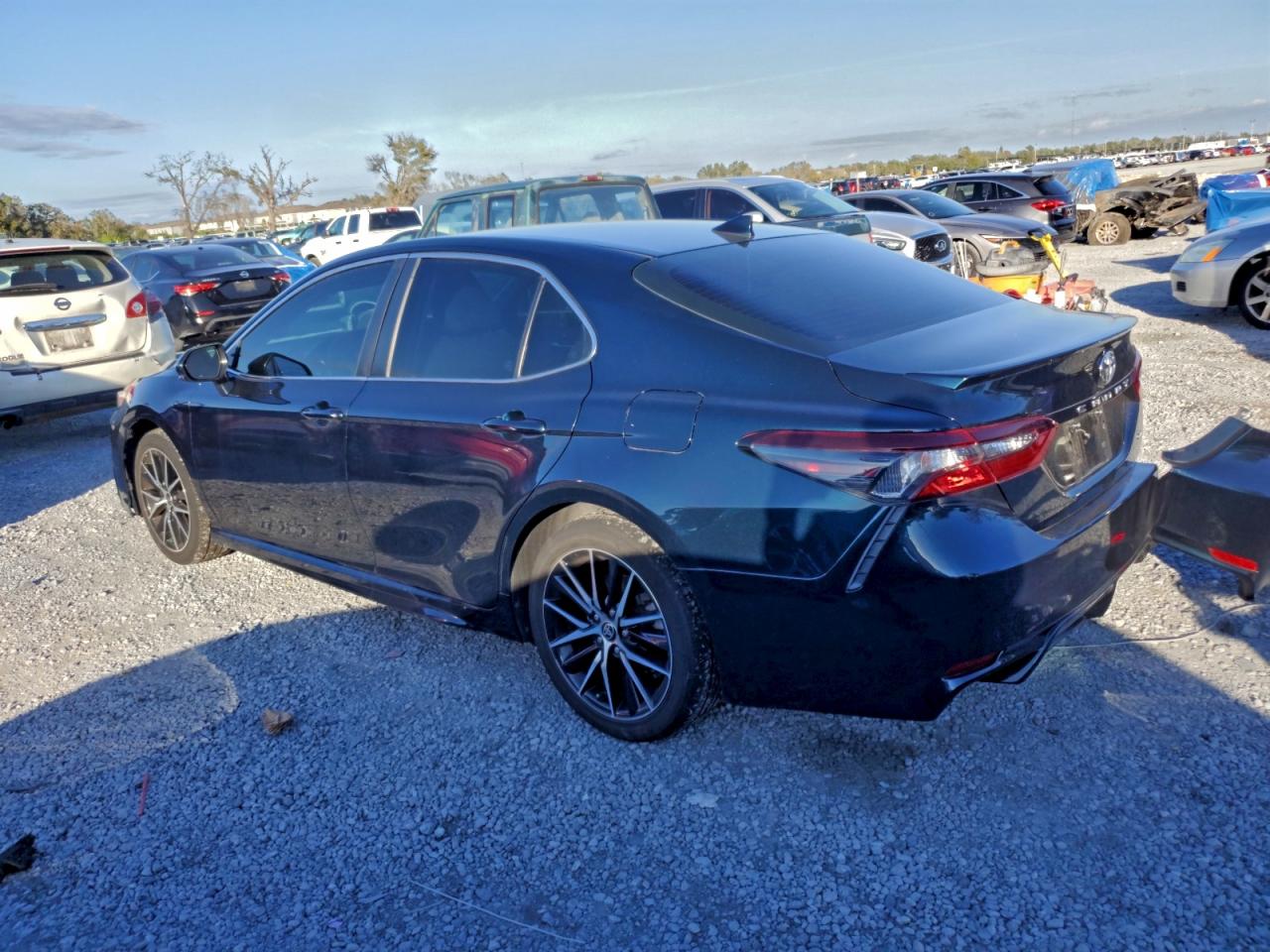 2021 TOYOTA CAMRY SE photo 2