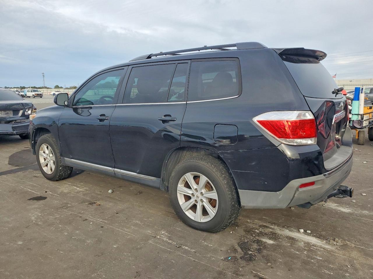 2012 TOYOTA HIGHLANDER BASE photo 2