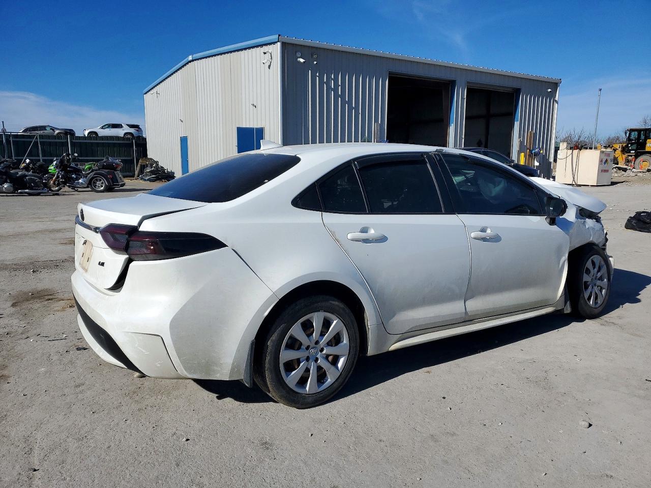 2022 TOYOTA COROLLA LE photo 3