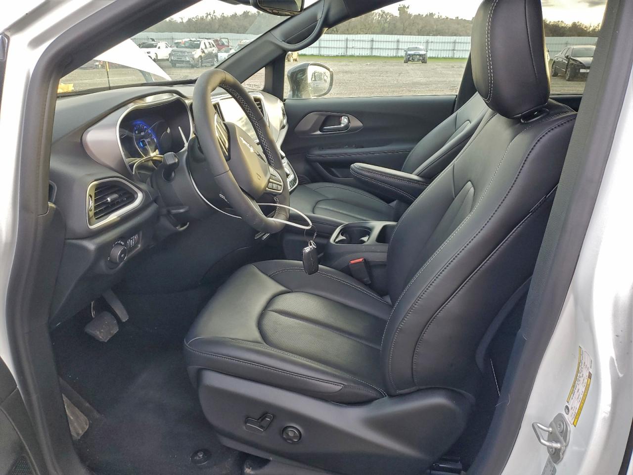 2025 CHRYSLER PACIFICA SELECT photo 7