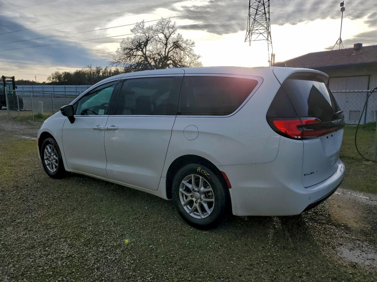 2025 CHRYSLER PACIFICA SELECT photo 2