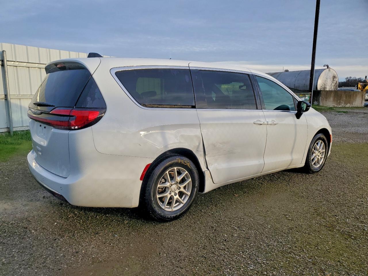 2025 CHRYSLER PACIFICA SELECT photo 3