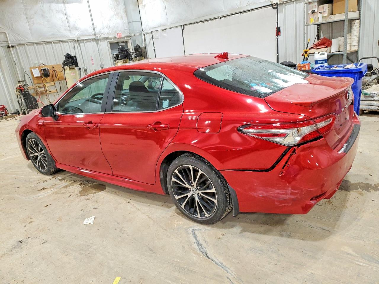 2019 TOYOTA CAMRY SE photo 2