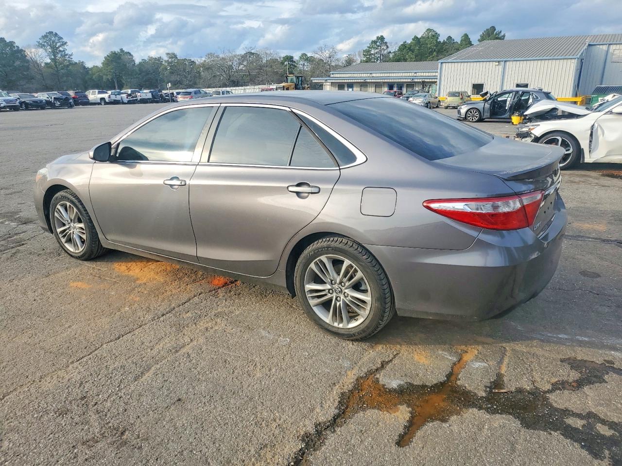 2015 TOYOTA CAMRY LE photo 2