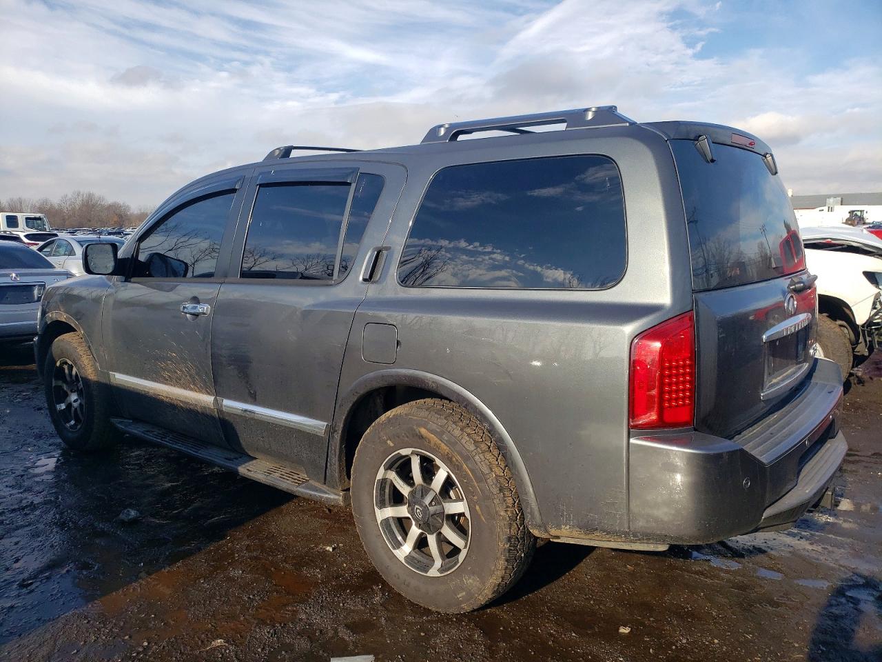 2005 INFINITI QX56 photo 2