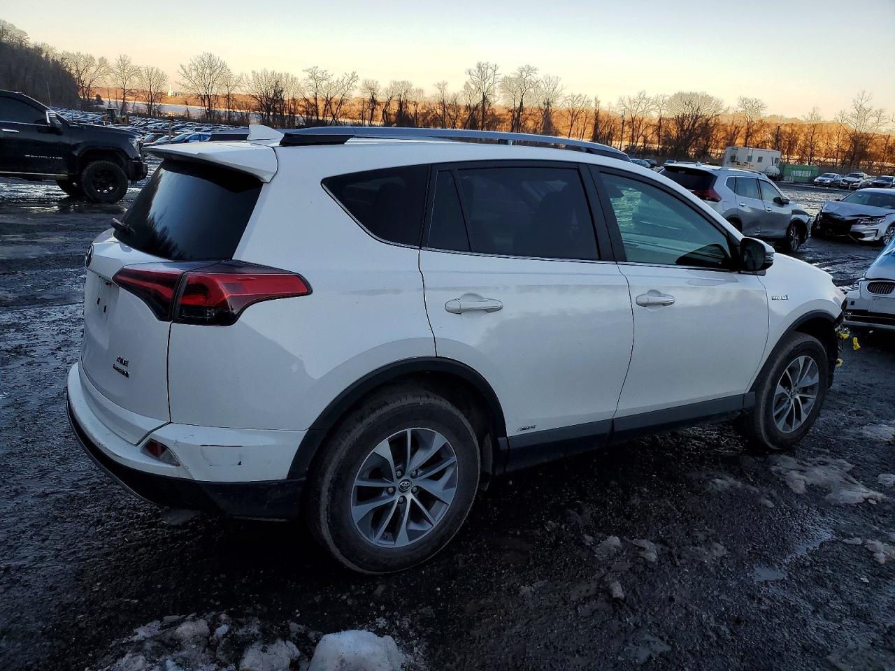 2017 TOYOTA RAV4 HV LE photo 3