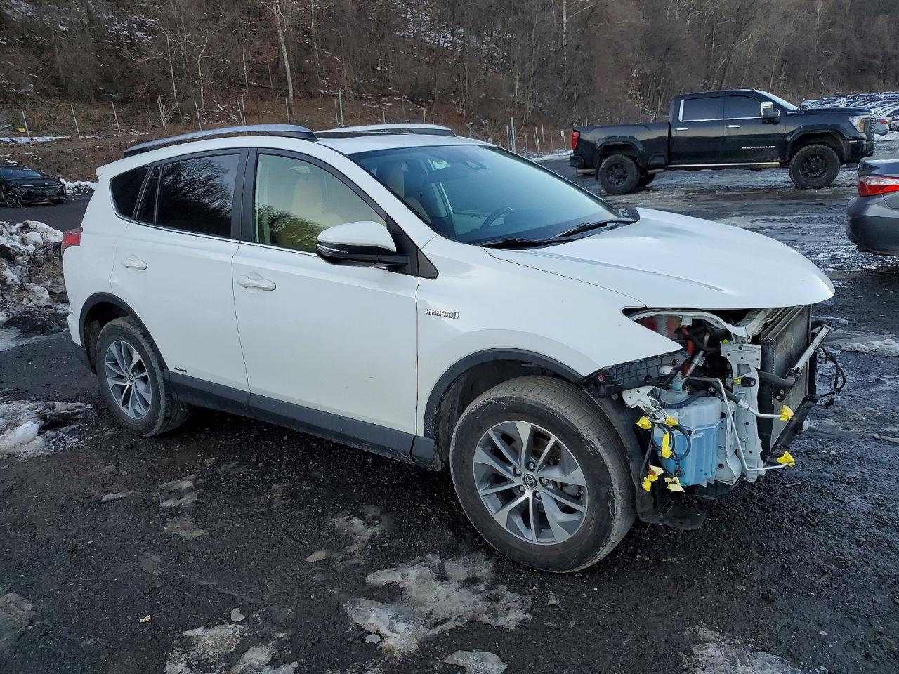 2017 TOYOTA RAV4 HV LE photo 4
