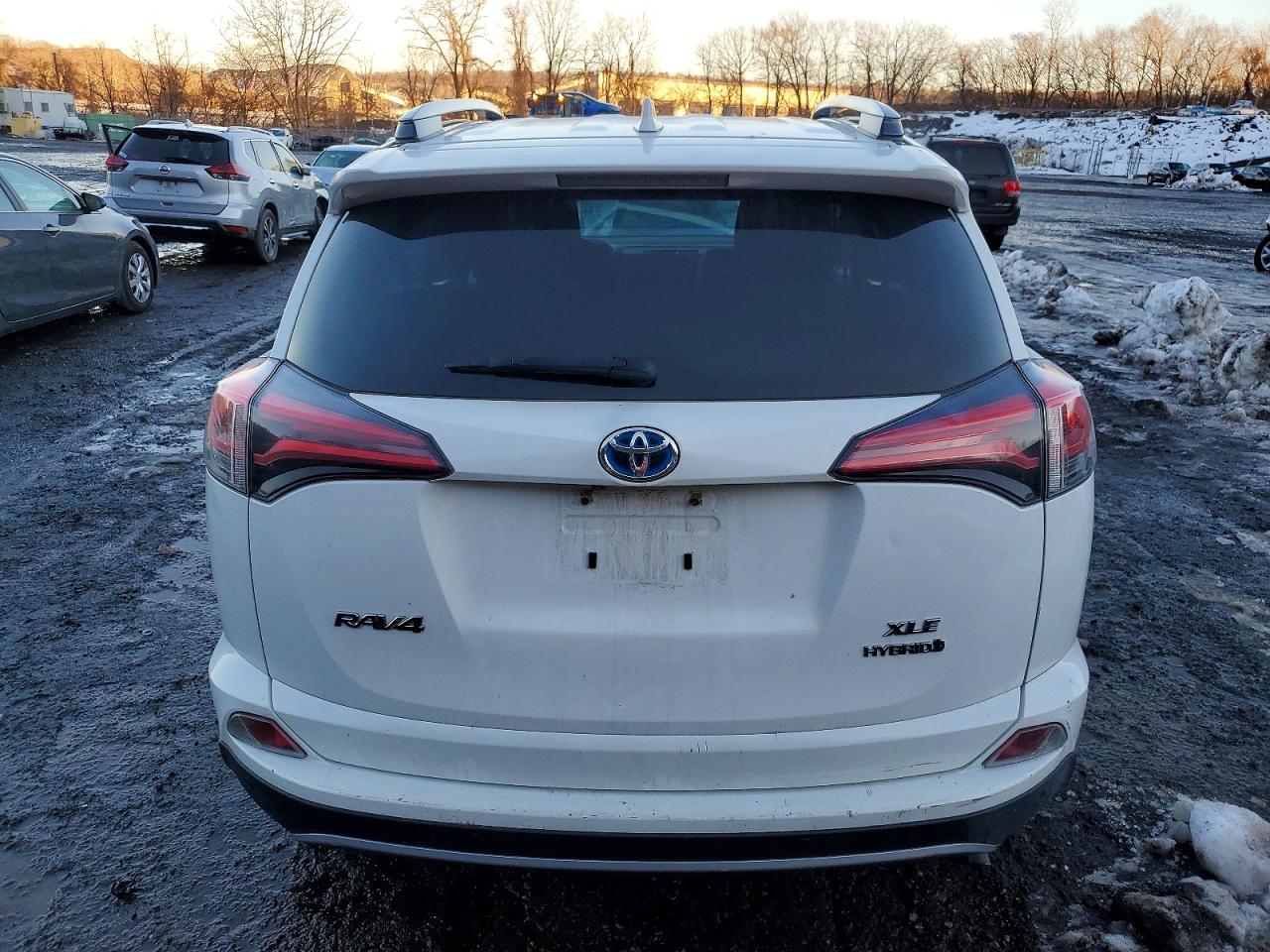2017 TOYOTA RAV4 HV LE photo 6