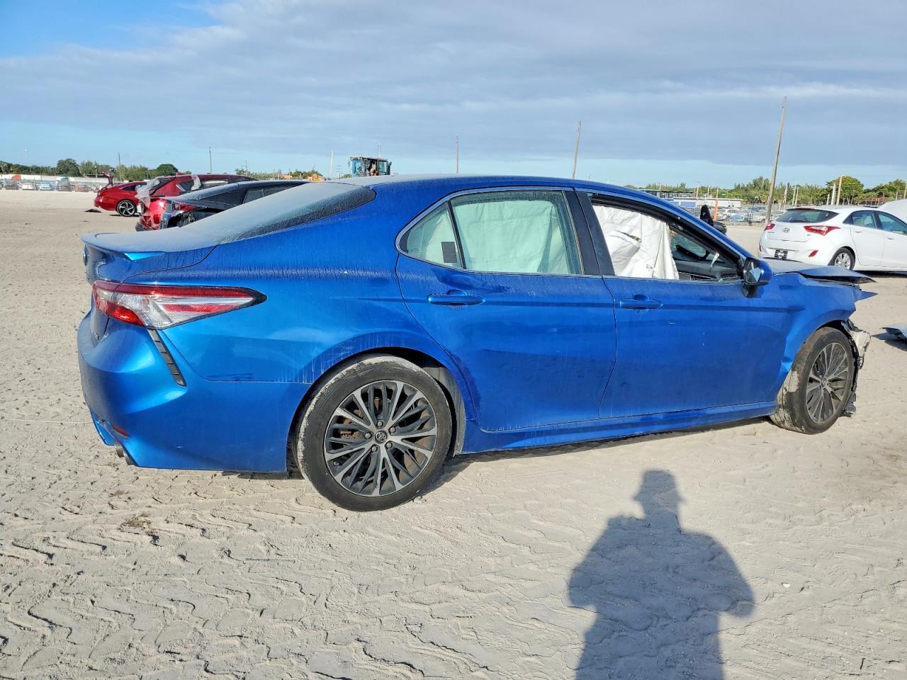 2018 TOYOTA CAMRY L photo 3