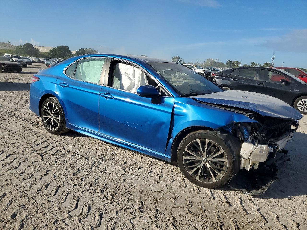2018 TOYOTA CAMRY L photo 4