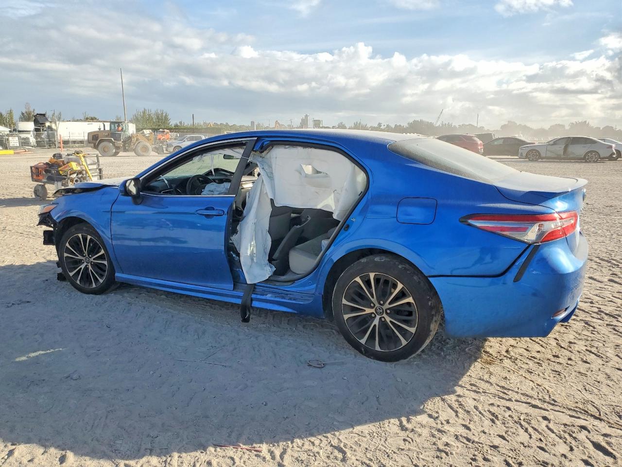 2018 TOYOTA CAMRY L photo 2