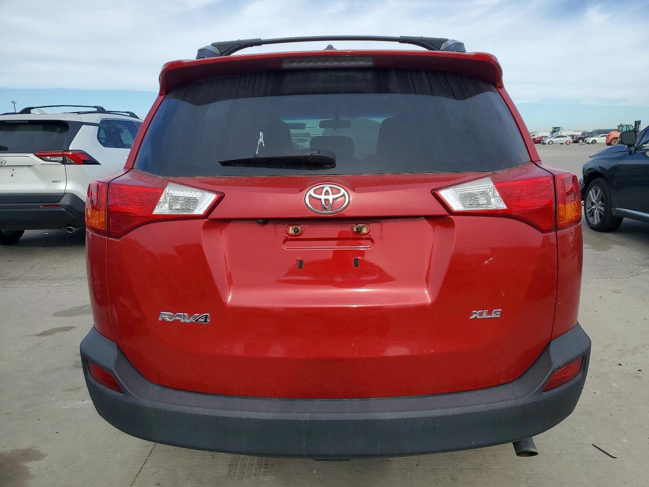 2015 TOYOTA RAV4 XLE photo 6