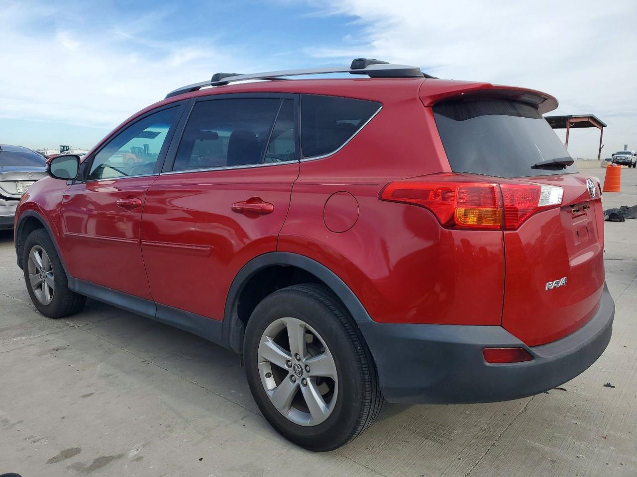 2015 TOYOTA RAV4 XLE photo 2