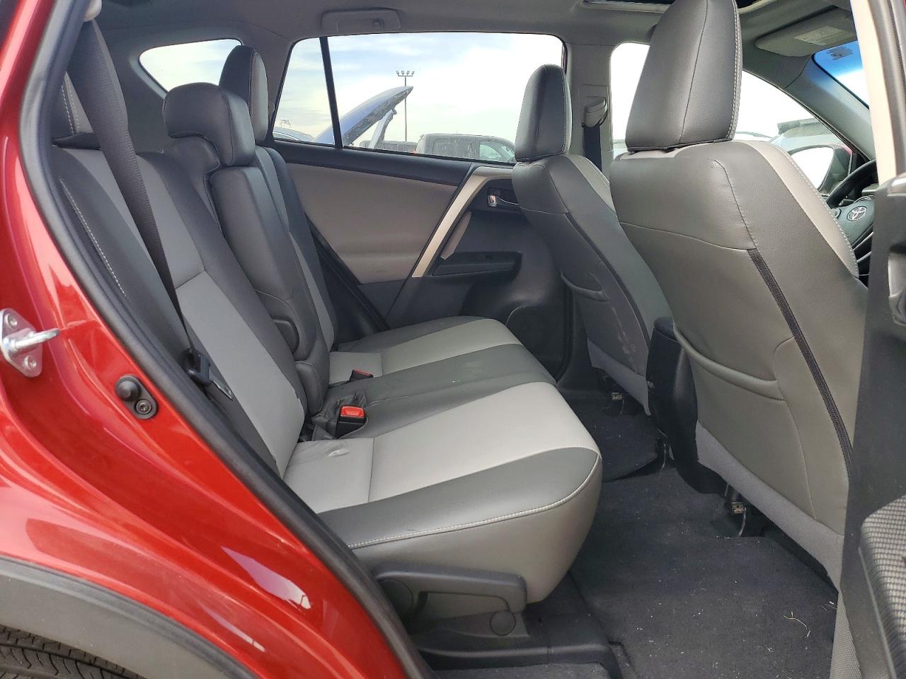 2015 TOYOTA RAV4 XLE photo 11