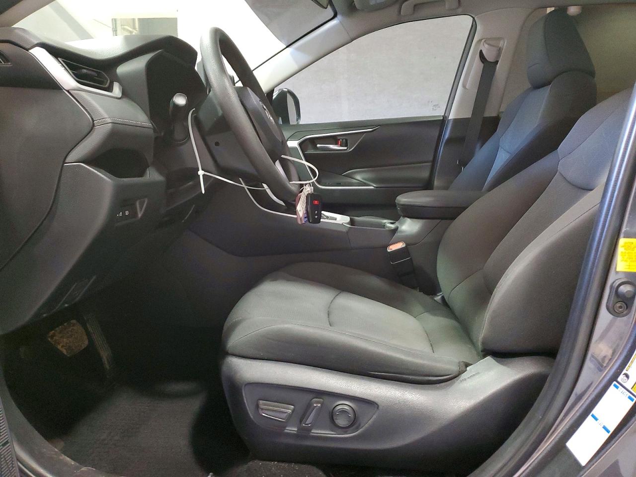 2022 TOYOTA RAV4 XLE photo 7