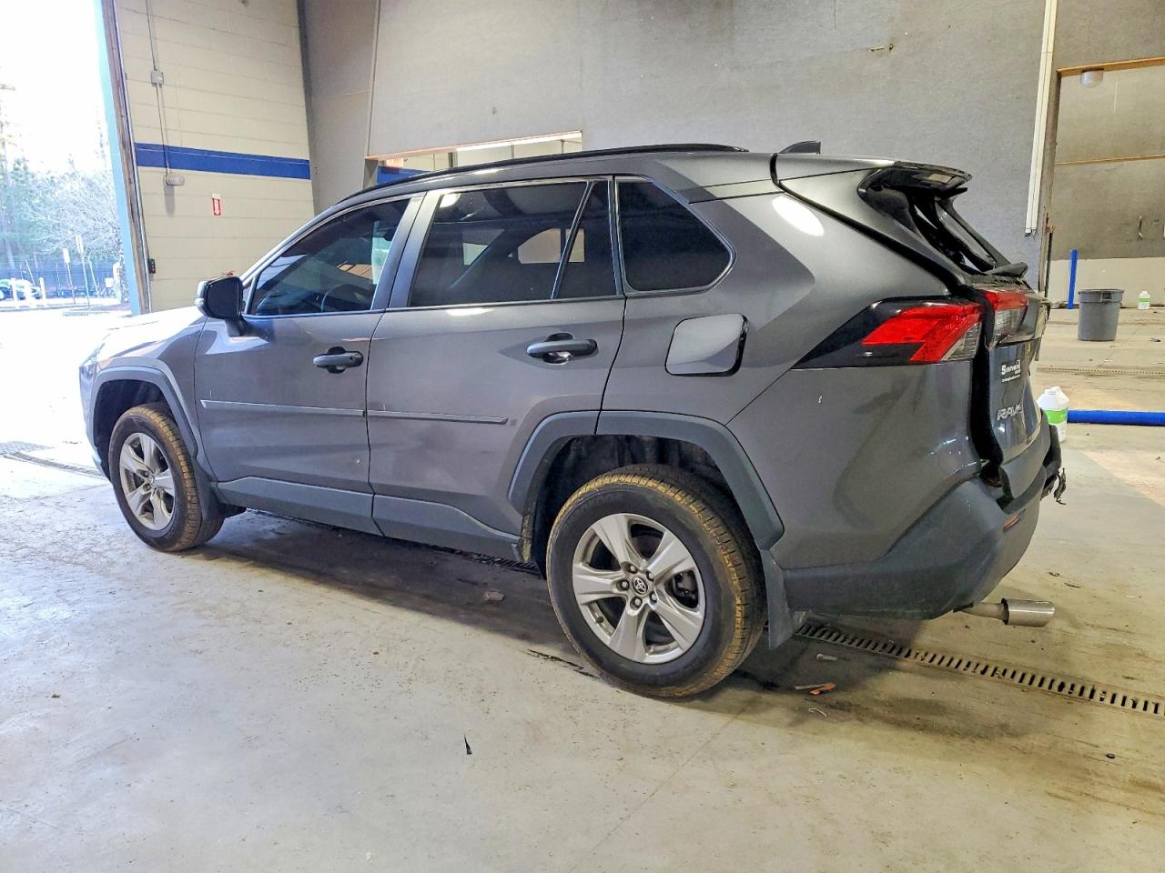 2022 TOYOTA RAV4 XLE photo 2