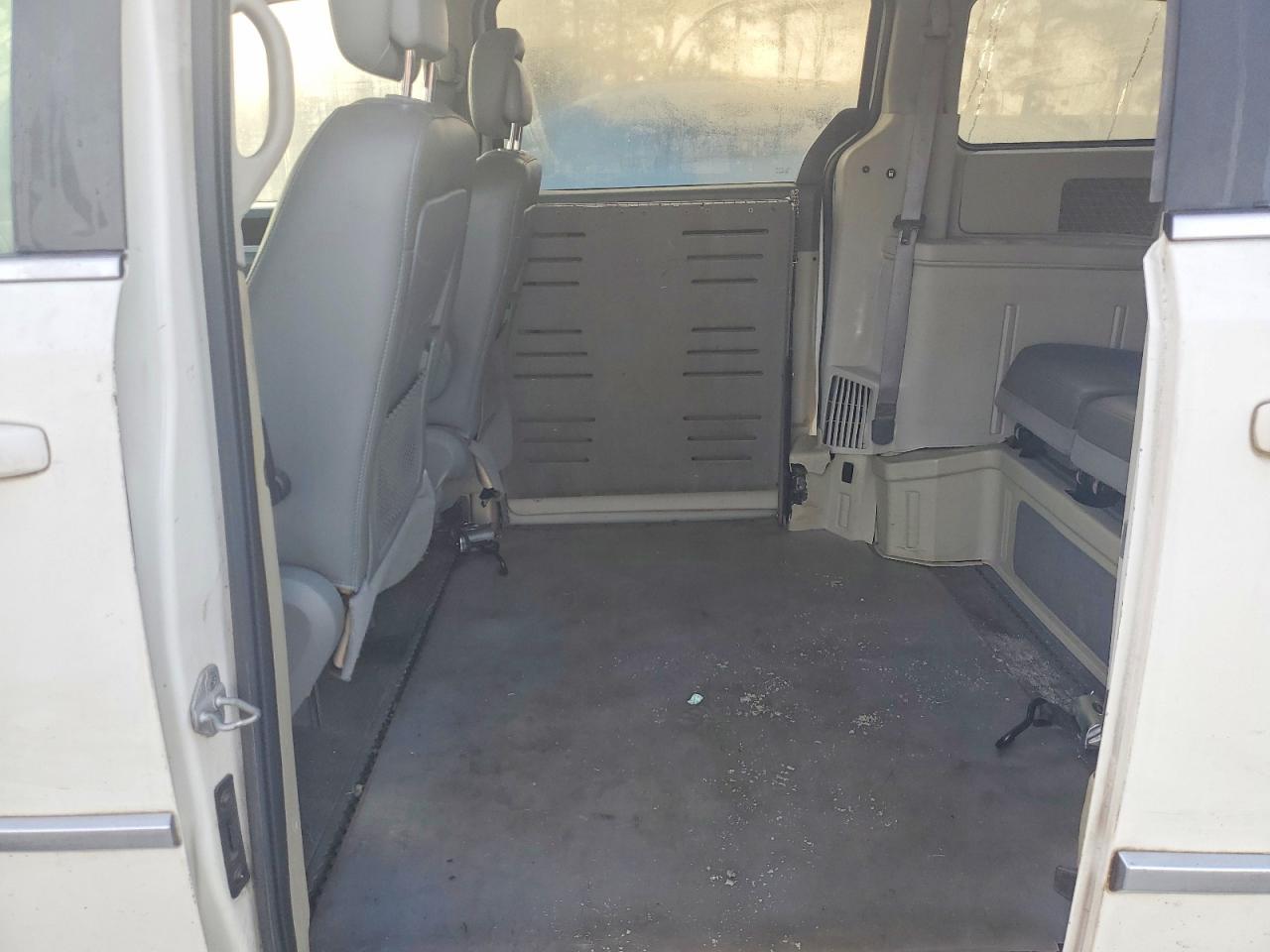 2010 DODGE GRAND CARAVAN SXT photo 11