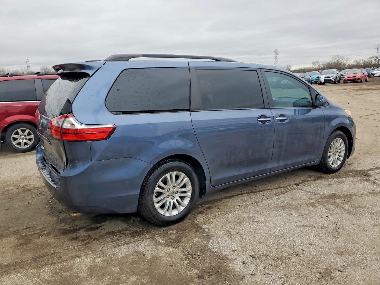 2016 TOYOTA SIENNA XLE photo 3
