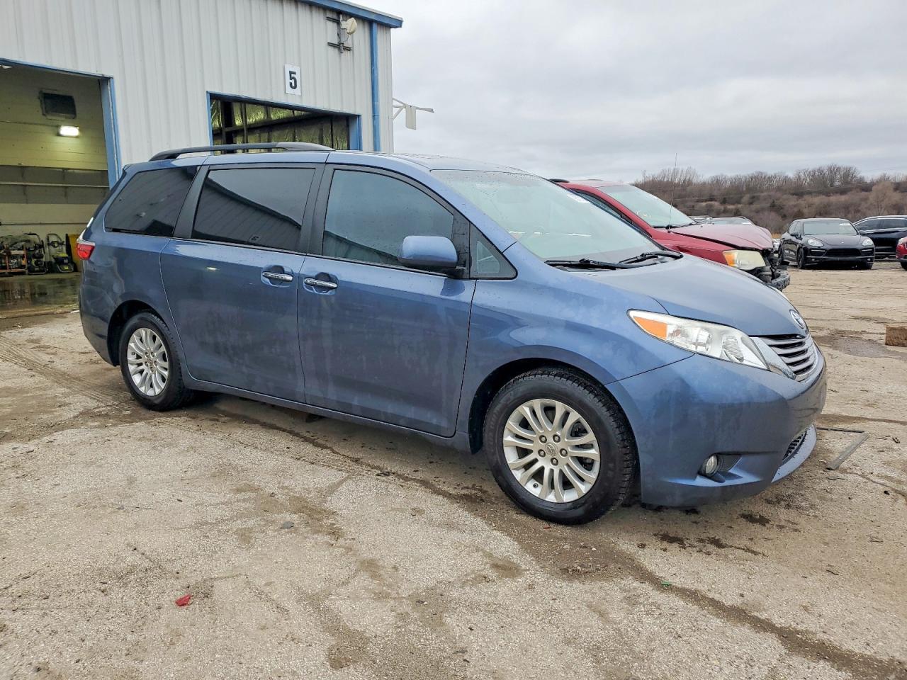 2016 TOYOTA SIENNA XLE photo 4
