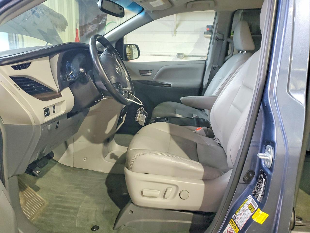 2016 TOYOTA SIENNA XLE photo 7