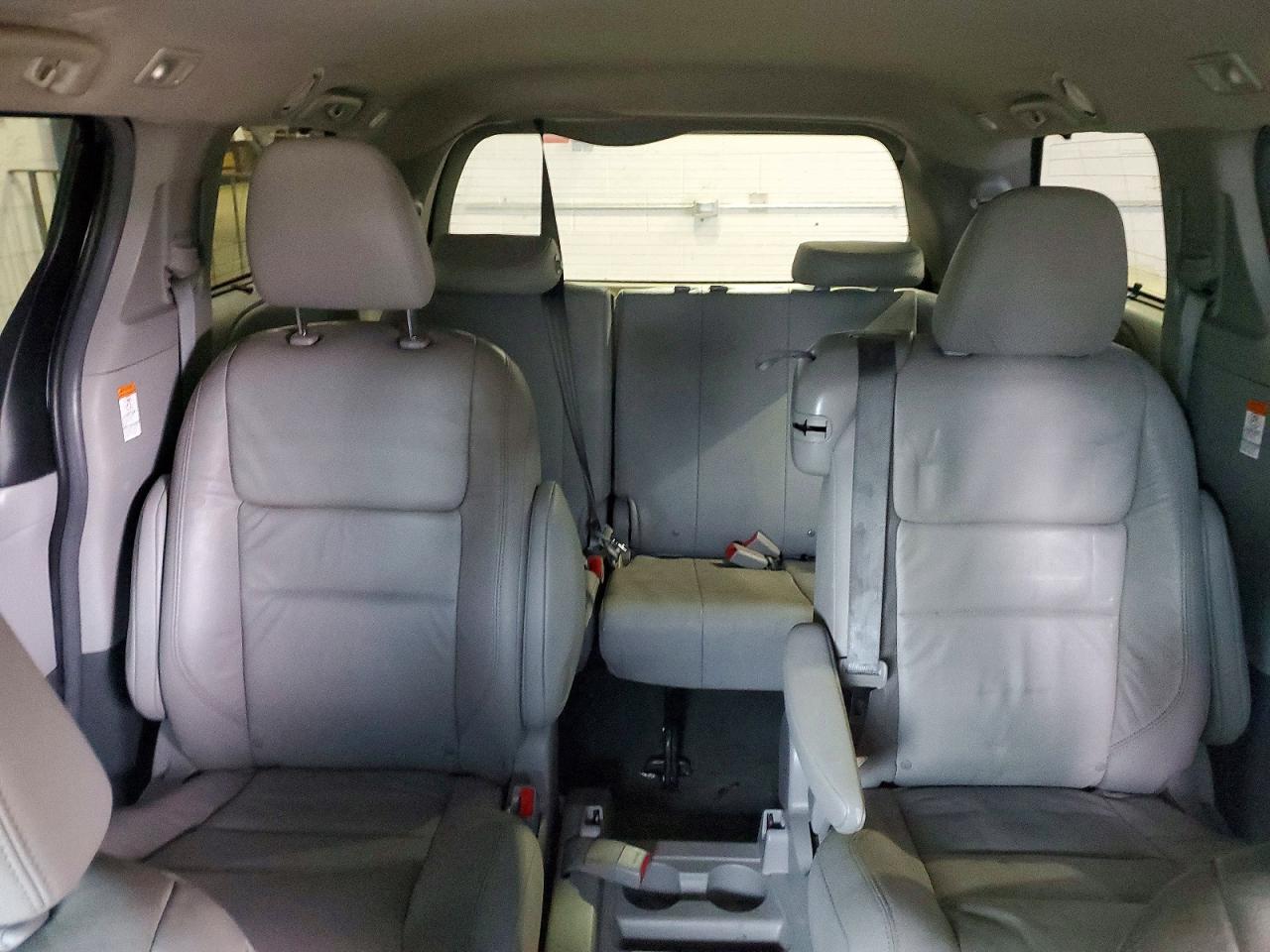 2016 TOYOTA SIENNA XLE photo 10