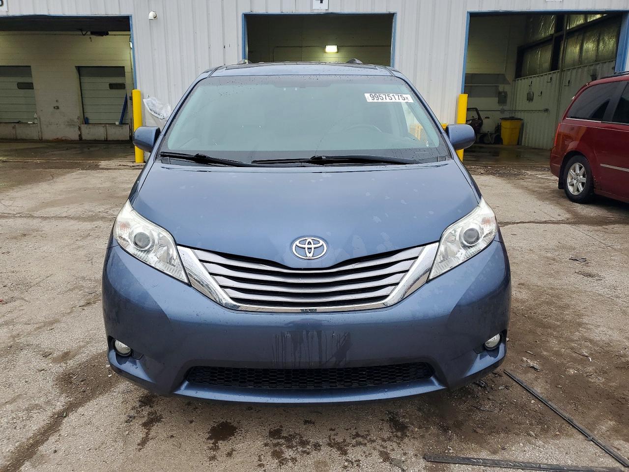 2016 TOYOTA SIENNA XLE photo 5