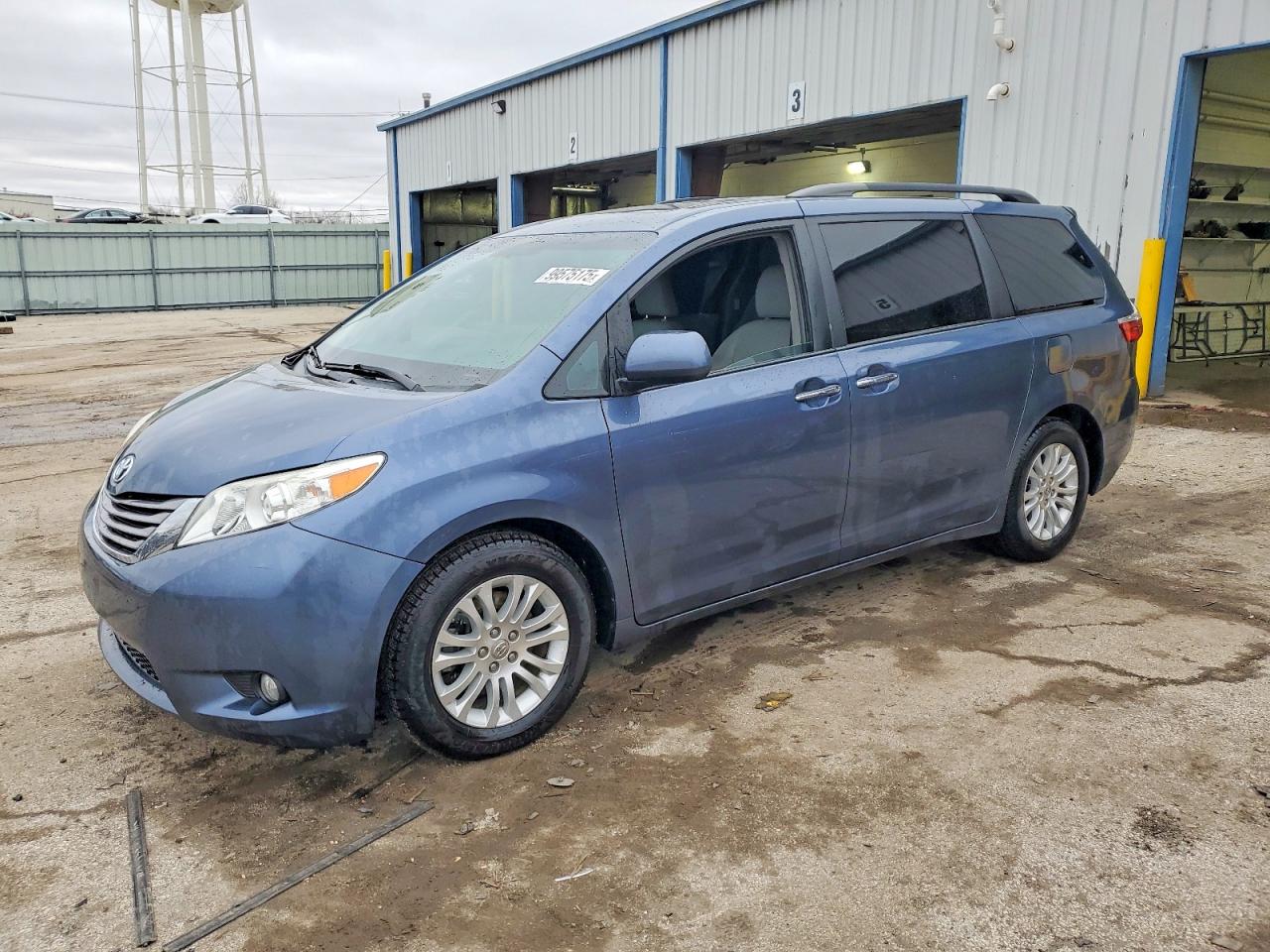2016 TOYOTA SIENNA