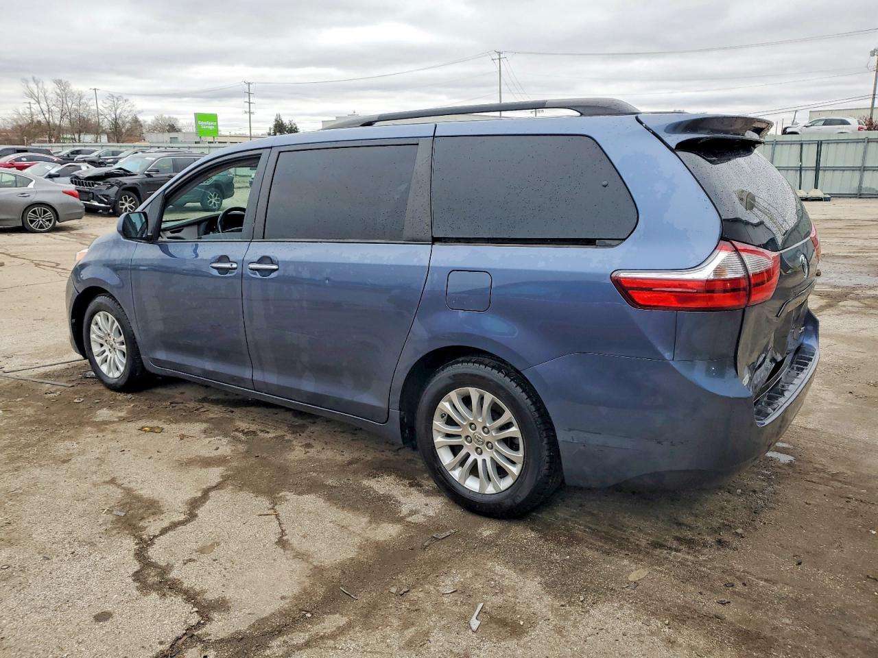 2016 TOYOTA SIENNA XLE photo 2