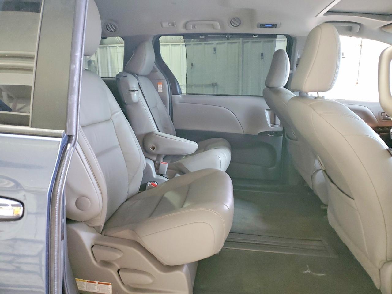2016 TOYOTA SIENNA XLE photo 11