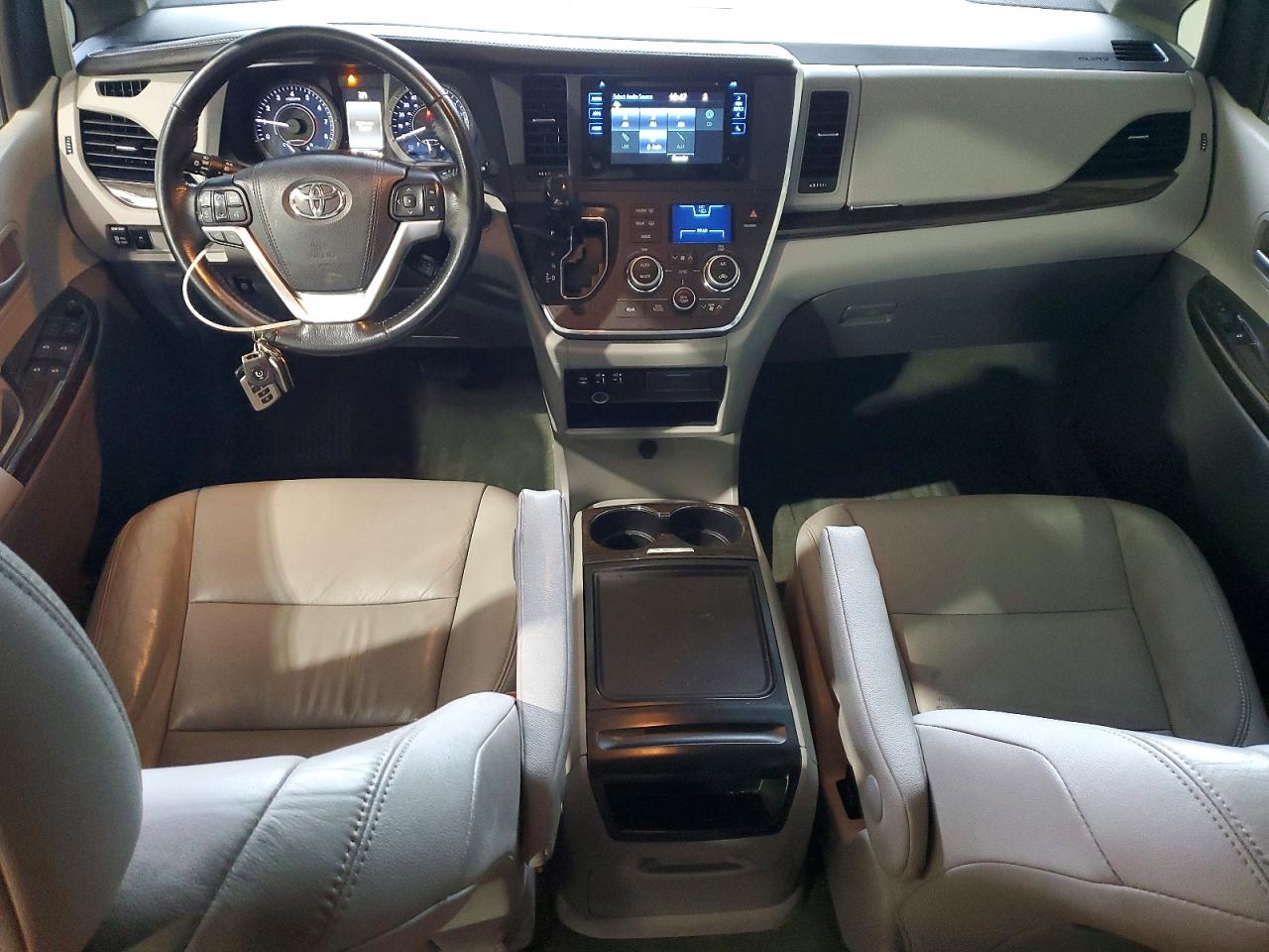2016 TOYOTA SIENNA XLE photo 8
